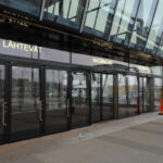 Valokirjaimet, Länsiterminaali 2, Versaali