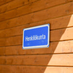 Lisäkilpi, Versaali