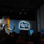 Monessa eri tasossa valaistu logo, Versaali