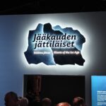 Monessa eri tasossa valaistu logo, Versaali