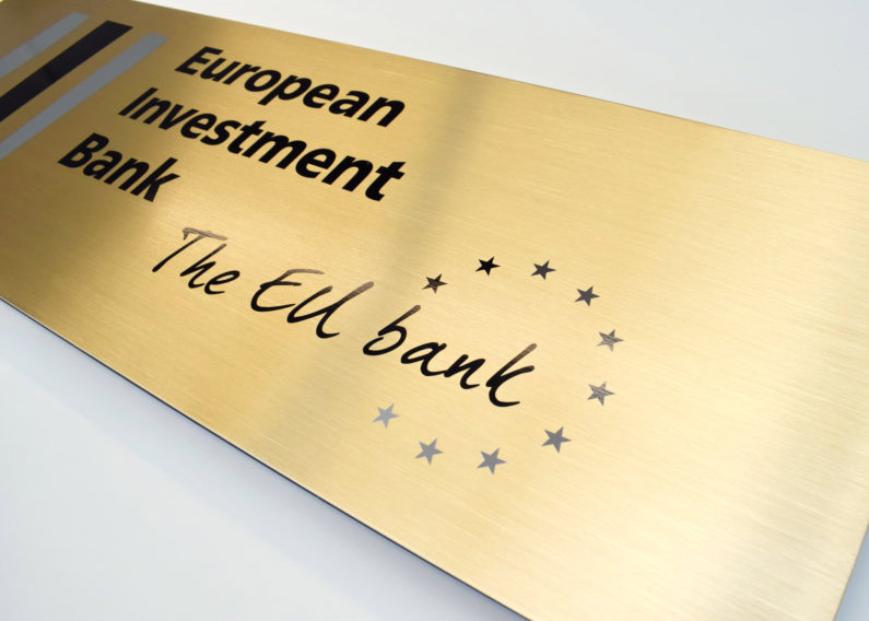 Versaali teipattu European Investment Bank kilpi