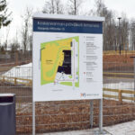 Jalallinen karttaopaste, Koskenrannan päiväkoti Amanda, Versaali