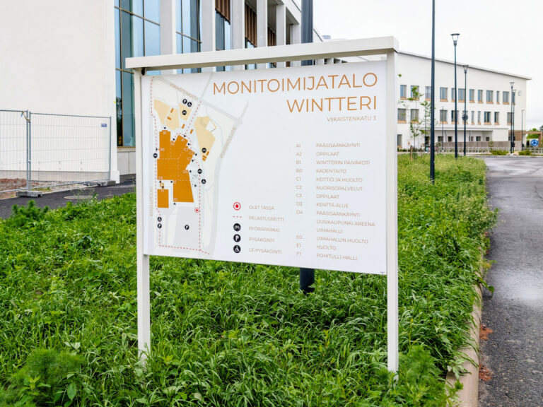 Jalallinen karttaopaste, Monitoimijatalo Wintteri, Versaali