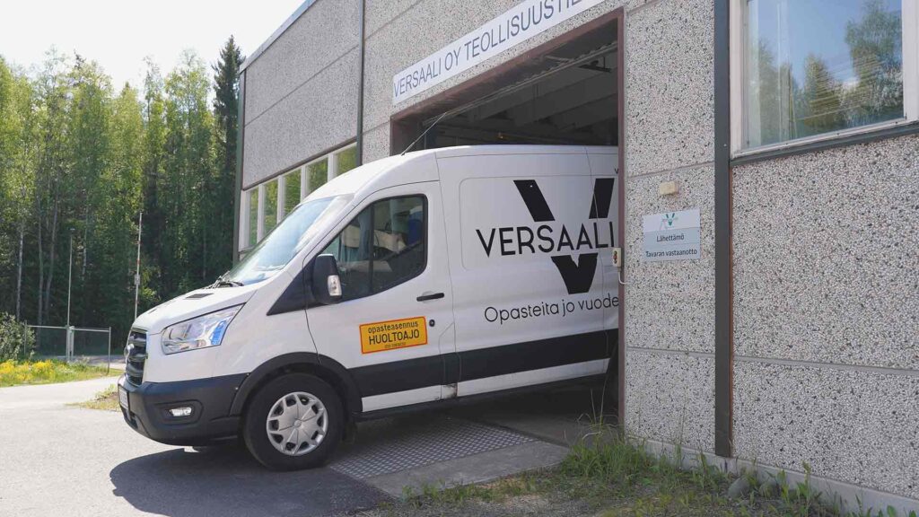 Versaali palvelu ja asennus pakettiauto