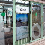 Pylon-mallinen opaste diginäytöllä, Kulttuurikeskus Stoa