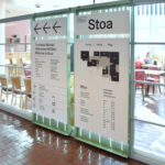 Pylon-malliset opasteet, Kulttuurikeskus Stoa