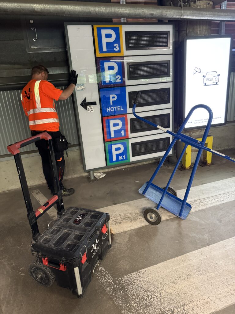 Kauppakeskus Jumbo, uudistettu opaste, Versaali