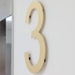 Messinkinen porrasnumero, Versaali