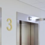 Kerrosnumero ja viitta, Versaali