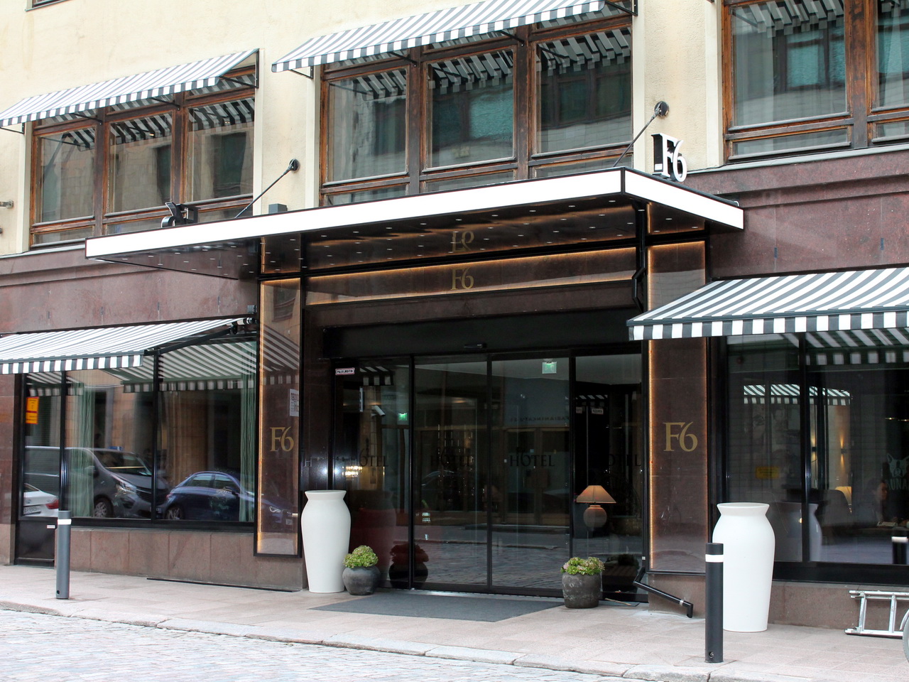 Hotel F6, Versaali