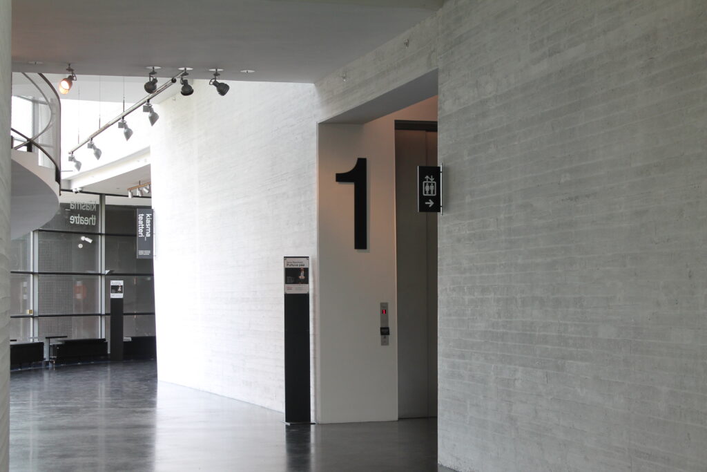 Nykytaiteen museo Kiasma, Versaali