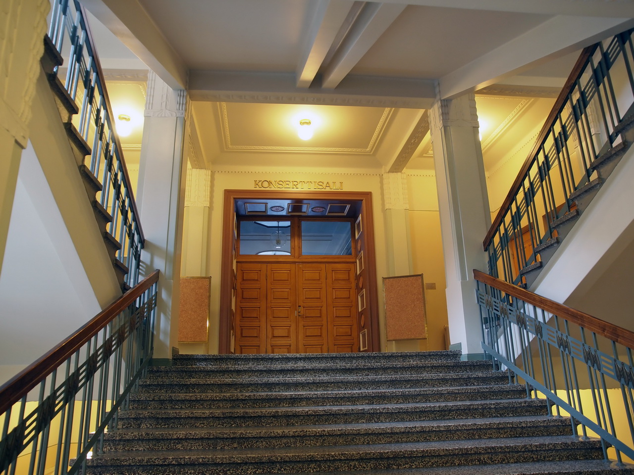 Tampereen Puistotorni, Versaali